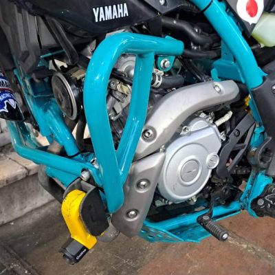 گارد موتور یاماها WR155R محصولی مقاوم و کاربردی برای محافظت از موتور، رادیاتور و بدنه در برابر ضربه، سقوط یا برخورد در مسیرهای آفرود است. طراحی دقیق و فیت فابریک، نصب آسان بدون نیاز به تغییرات بدنه. ساختهشده از استیل ضخیم با رنگ ضدزنگ مناسب برای رانندگان تریل، اندرو و دوچرخهسواران حرفهای. خرید گارد WR155 از سایت لوازم خاص با ارسال سریع و ضمانت کیفیت.