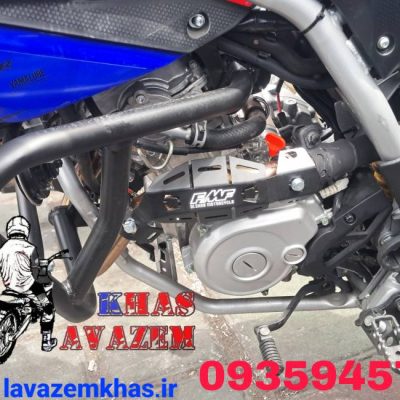 محافظ هدرز قهرمانی مخصوص موتور Yamaha WR155R، طراحیشده برای موتورسواران حرفهای و علاقهمندان به مسیرهای آفرودی و کوهستانی. این محافظ از هدرز موتور در برابر ضربه، حرارت، گل و سنگ محافظت کرده و جلوهای حرفهای به موتور میدهد.
