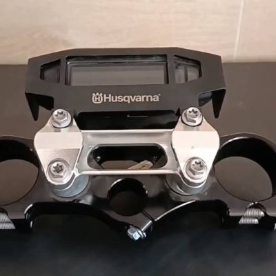 محافظ فلزی کیلومتر فلات طرح هاسکی محافظ فلزی کیلومتر طرح Husqvarna مناسب برای موتورهای فلات و تریلهای مشابه، با طراحی دقیق و مقاوم جهت محافظت از نمایشگر کیلومتر در شرایط سخت آفرود و مسیرهای ناهموار.