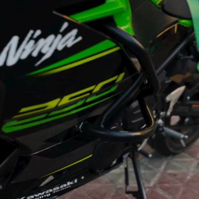موتور سیکلت کاواساکی نینجا ۲۵۰ (Kawasaki Ninja 250) تنها یک وسیله نقلیه نیست، بلکه نمادی از سرعت و تکنولوژی است. برای حفظ این سرمایه گران‌بها، استفاده از تجهیزات حفاظتی استاندارد ضروری است. گارد بغل نینجا ۲۵۰ عرضه شده در سایت "لوازم خاص"، دقیقاً با هدف محافظت از بدنه و موتور این مدل افسانه‌ای طراحی شده است.